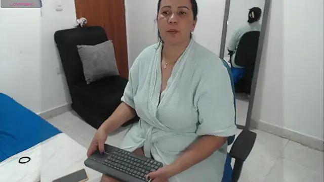 LAURA_Foxht Chat XXX live