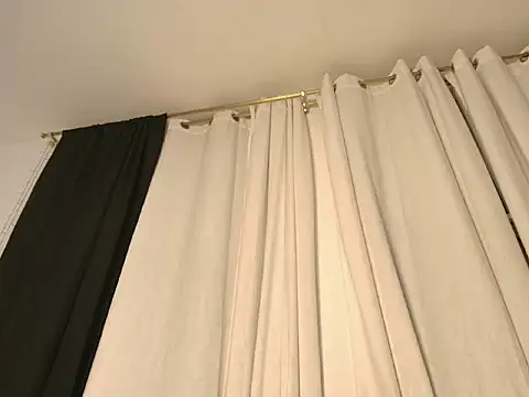 Mia_Laurenth_: διαδικτυακό σόου στην κάμερα