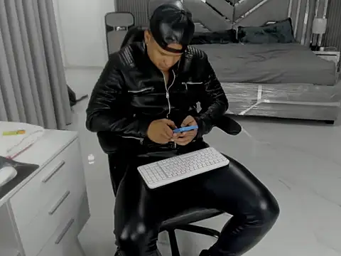 master_leather: онлайн-секс-чат