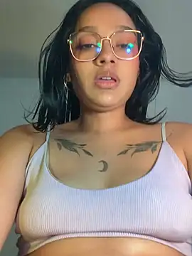 XXX chat uživo modela EMILYY_FOXY