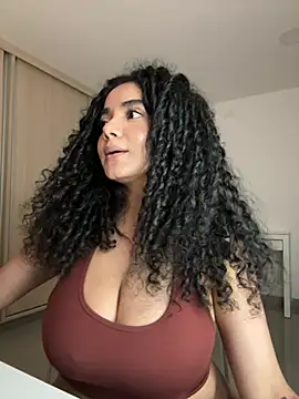 Curlyierr Chat XXX in diretta