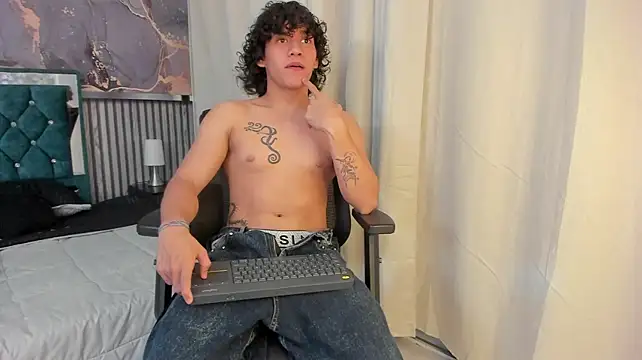 adrian_black86306 élő XXX-chatje