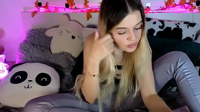 nicollewetpussy Adlı Modelin Canlı XXX Sohbeti