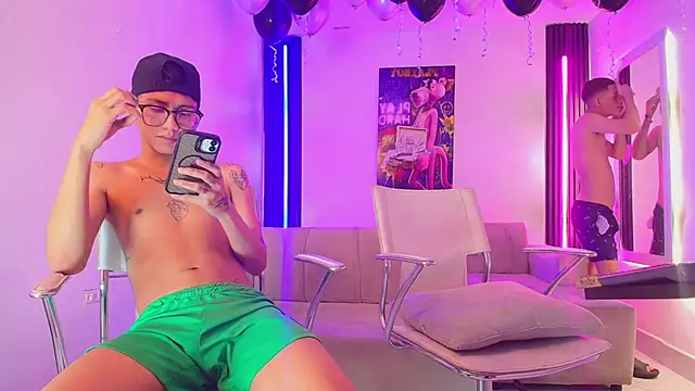 Marcus_and_Tony's Live XXX Chat