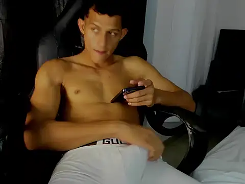 master_badboy Adlı Modelin Canlı XXX Sohbeti