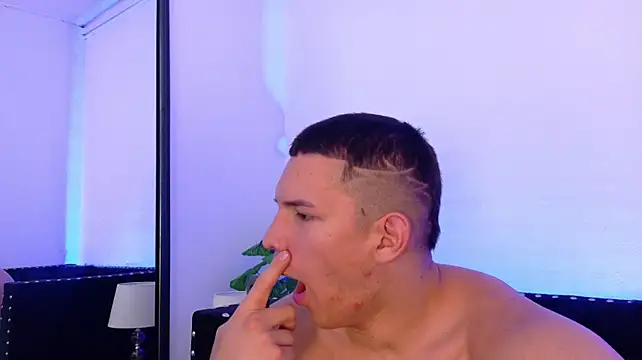 XXX chat uživo modela Apolo_Warrior