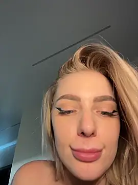 HugeBoobsAlice Adlı Modelin Canlı XXX Sohbeti