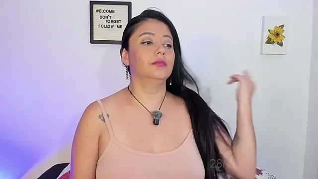 LauraToro_'s Live XXX Chat