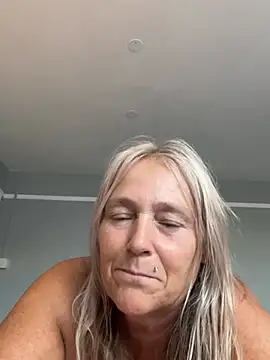 Blondnboujee53 即時 XXX 聊天