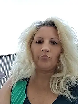 Chat XXX en directo de Divineblond