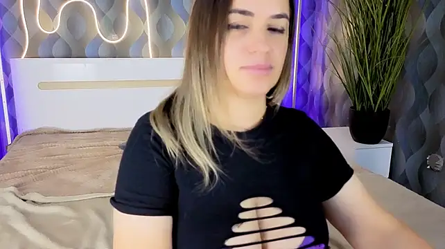 JuicyMillena's Live XXX Chat