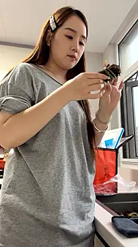 momoli60 即時 XXX 聊天