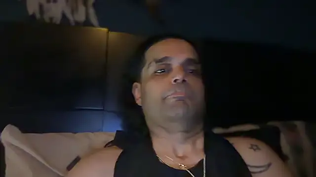 צ'אט XXX בשידור חי של icebergslim281