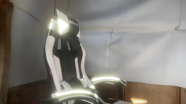 HotGentleman_3003 élő XXX-chatje
