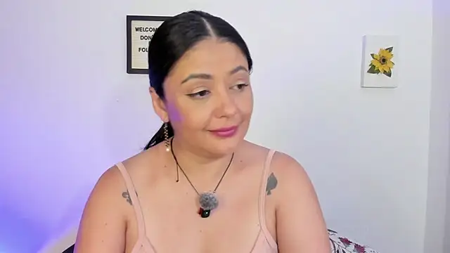Chat +18 de LauraToro_ ao vivo