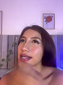 צ'אט XXX בשידור חי של naomiii__