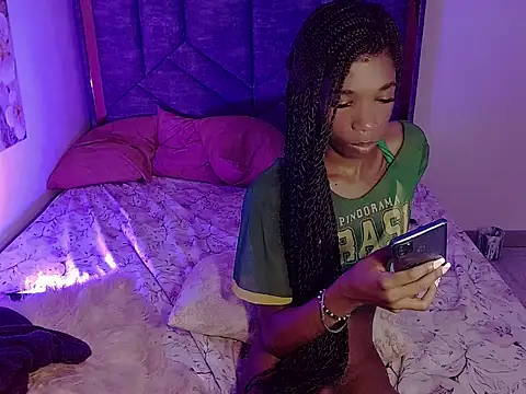 Show modela Little_ebonyx na web-kameri