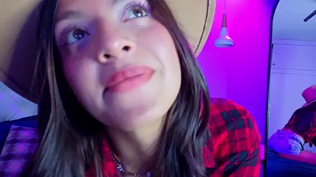 צ'אט XXX בשידור חי של kiara_goldd