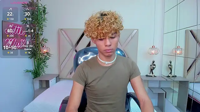 Anyelo_Twink Adlı Modelin Canlı XXX Sohbeti