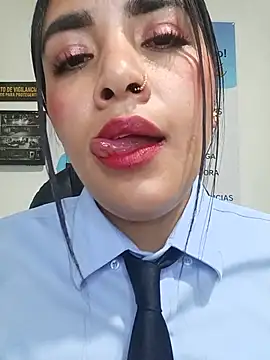 MAYE__13 XXX чат на живо