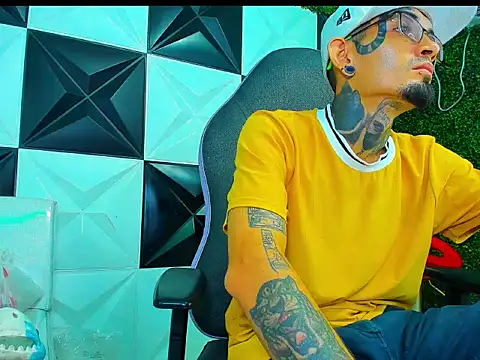 Boy_tatto77 即時 XXX 聊天