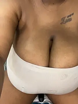 Queenboobs61 Live XXX-Chat