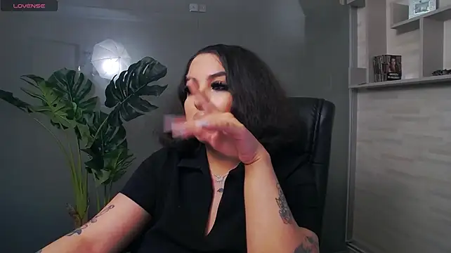 צ'אט XXX בשידור חי של BustyAllyy