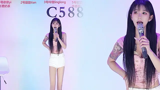 C5888 élő XXX-chatje
