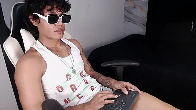 MaximilianRoth's Live XXX Chat