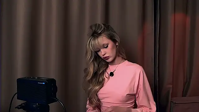 Pokazy przed kamerką – BellaSecrettt