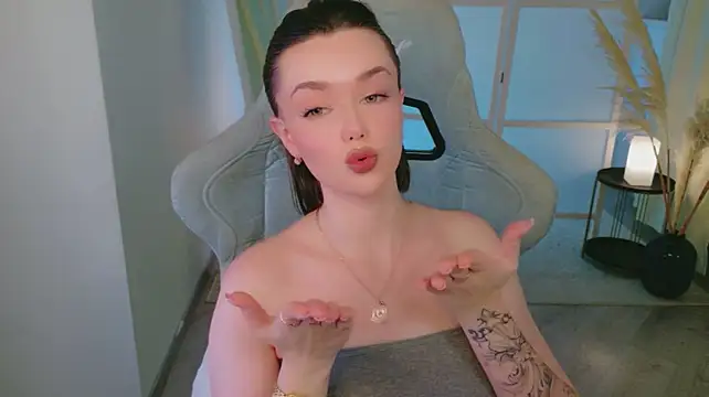 AvaFlower Chat XXX live
