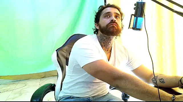 aronmiller404 élő XXX-chatje
