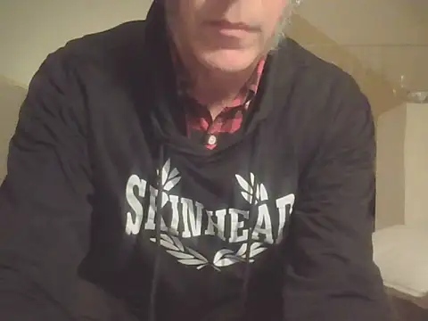 צ'אט XXX בשידור חי של SHARPSkinhead