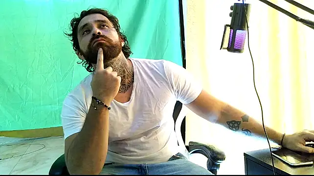 aronmiller404 Live XXX-Chat