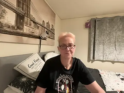 Curvy-Jinx Live XXX-chat