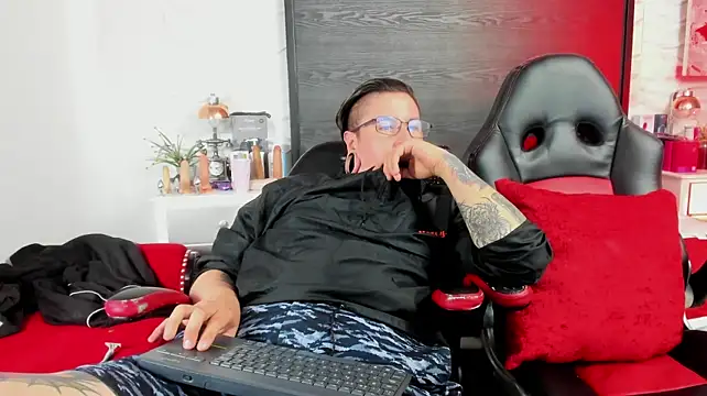 XXX chat uživo modela inkedsinners_