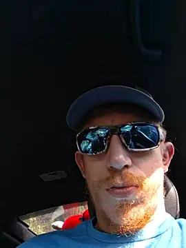 צ'אט XXX בשידור חי של REDHAMMER_