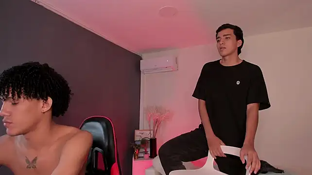 Handsomeboyss19 Adlı Modelin Canlı XXX Sohbeti