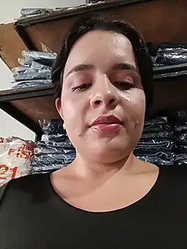 Julieth_hot-69 élő XXX-chatje
