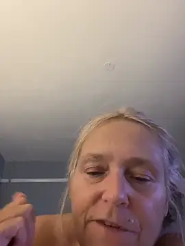 Blondnboujee53 élő XXX-chatje