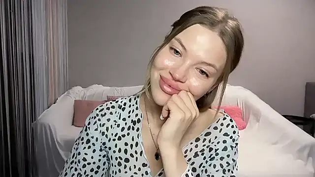 EmmyMills Adlı Modelin Canlı XXX Sohbeti