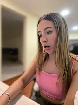 kloe__t18 élő XXX-chatje