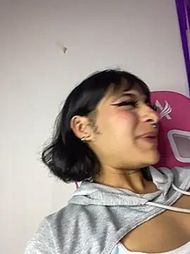 Chat XXX ao vivo de Larah_bell_uwu