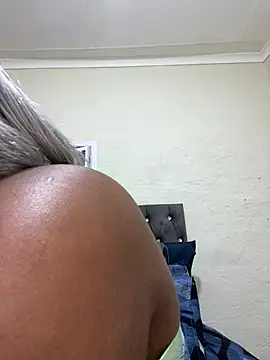VIOLETXX20 élő XXX-chatje