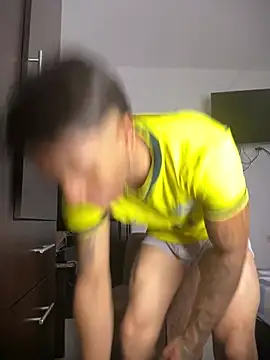 Show modela Enzomoretti__ na web-kameri