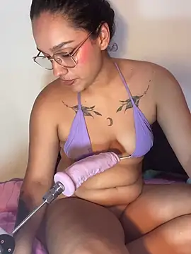 XXX chat uživo modela EMILYY_FOXY