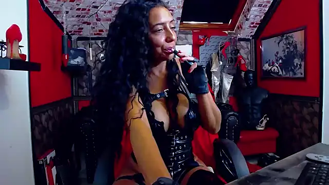 DommeBellatrix Chat XXX in diretta