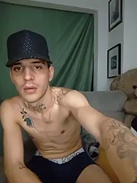 MaxHornyLatin Webcam Show
