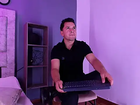 Hey_Noaah Show in webcam