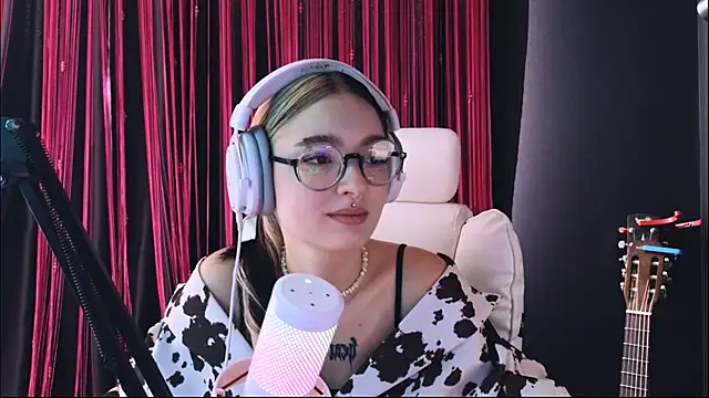 Chat +18 de Avi_Nile ao vivo